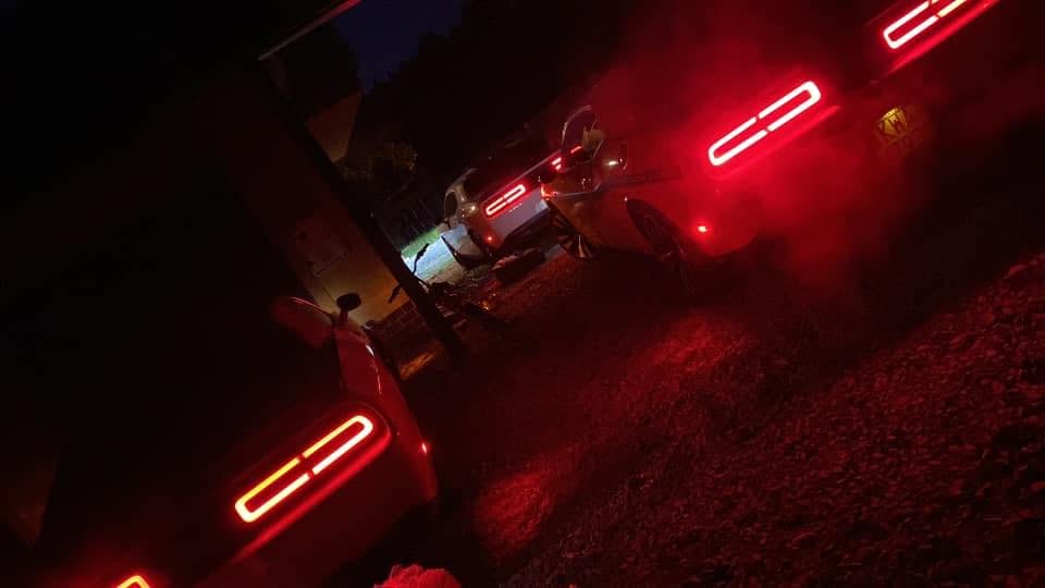 Tylne światła samochodów Dodge podczas realizacji AMCars