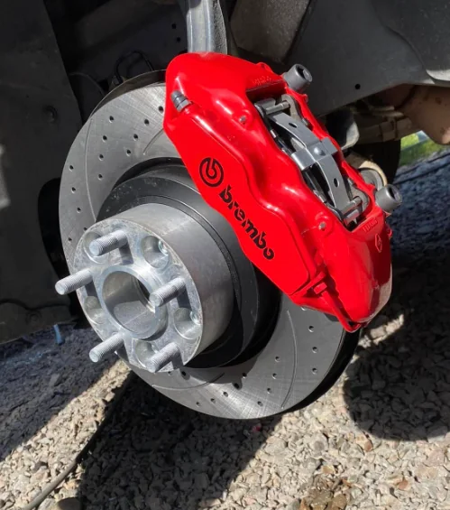 Nowa tarcza hamulcowa i czerwony zacisk Brembo po wymianie