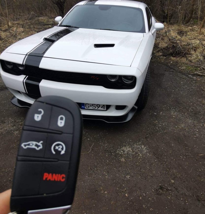 Biały Dodge Challenger i kluczyk z pilotem